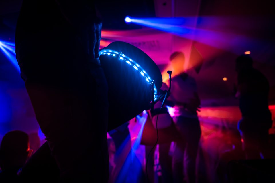 Sam Anderson playing live percussion at Chrono (Diedjies)