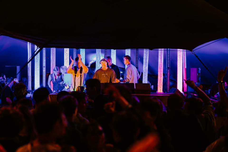 Sam Anderson playing live percussion at Dance Festival Middelkerke